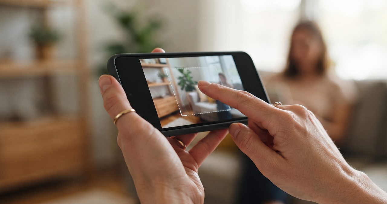 スマートフォンで検知エリアの設定画面を指先で操作している手元のクローズアップ